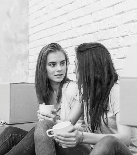 Ana y Berta, dos amigas compartiendo piso